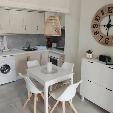 New Penthouse Near With Sunny Balcony * 푸엔히롤라