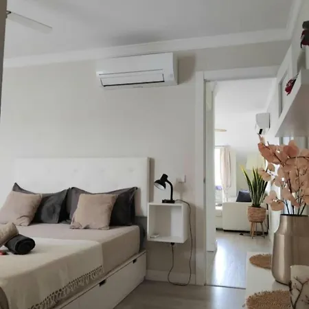 New Penthouse Near With Sunny Balcony 푸엔히롤라