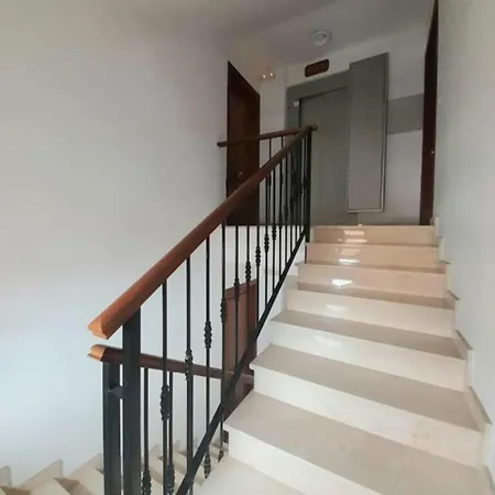 New Penthouse Near With Sunny Balcony 아파트 *